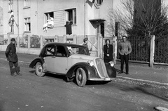 Szlovákia, Kassa, Rastislavova ulica (Kórház utca) 18., 1939, Lissák Tivadar, Steyr-márka, osztrák gyártmány, automobil, Steyr 100/200, hátratett kéz, zsebredugott kéz, Fortepan #71302