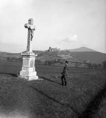 Magyarország, Boldogkőváralja, kőkereszt a Kossuth Lajos utcánál, háttérben a vár., 1939, Lissák Tivadar, felirat, tájkép, várrom, vár, kereszt_jelkép, feszület, irredentizmus, Fortepan #71306