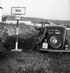 Magyarország, Mád, a község határa Rátka felől., 1939, Lissák Tivadar, Steyr-márka, osztrák gyártmány, útjelző tábla, katona, automobil, rendszám, Steyr 100/200, helységnév tábla, országjelzés, autón ülni, Fortepan #71311