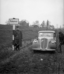 Magyarország, Rakamaz, 1939, Lissák Tivadar, Steyr-márka, osztrák gyártmány, útjelző tábla, pumpa, automobil, Steyr 100/200, Fortepan #71327