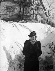 Hungary, Budapest II., Retek utca - Széll Kálmán tér sarok, a Szilágyi Erzsébet (Olasz) fasor felől nézve., 1940, Lissák Tivadar, winter, snow, fur coat, Budapest, Fortepan #71353