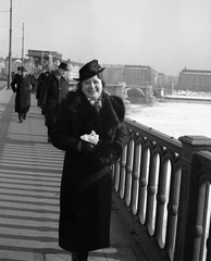 Hungary, Budapest V.,Budapest XIII., Margit híd, háttérben a Jászai Mari (Rudolf trónörökös) tér épületei., 1940, Lissák Tivadar, bridge, fur coat, Danube, Budapest, Duna-bridge, Ernest Goüin-design, Fortepan #71354