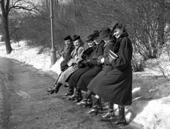 Hungary, Városmajor, Budapest XII., 1940, Lissák Tivadar, winter, snow, tableau, Budapest, boots, jesting, one leg standing, Fortepan #71356