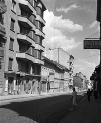 Magyarország, Budapest II., Retek utca a Széna tér felé nézve., 1940, Lissák Tivadar, Budapest, gyógyszertár, tejbolt, fodrászat, pékség, cipész, Fortepan #71377