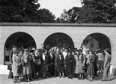 Magyarország, Városmajor, Budapest XII., a Jézus Szíve-templom árkádsora., 1940, Lissák Tivadar, templom, Budapest, guggolás, Árkay Aladár-terv, Árkay Bertalan-terv, Fortepan #71441