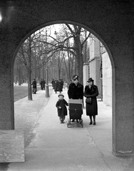 Magyarország, Városmajor, Budapest XII., a Jézus Szíve-templom árkádja., 1941, Lissák Tivadar, babakocsi, boltív, Budapest, Fortepan #71454