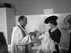 1941, Lissák Tivadar, priest, medical institution, candle, christening, newborn, vestments, surplice, baby duvet, hold in arms, Fortepan #71456