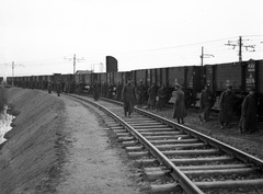 Magyarország, Szentendre, Görgey Artúr laktanyába vezető vágány leágazása a HÉV-nél, bevagonirozás., 1941, Lissák Tivadar, MÁV, vasút, vasúti szerelvény, katona, Fortepan #71461