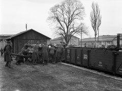 Magyarország, Szentendre, Görgey Artúr laktanya., 1941, Lissák Tivadar, MÁV, vasút, szekér, katona, vagon, rakodás, bevagonírozás, gulyáságyú, Fortepan #71464