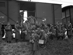 Magyarország, Szentendre, bevagonírozás a Görgey Artúr laktanyába vezető vágánynál., 1941, Lissák Tivadar, vasút, fegyver, csoportosulás, katona, sisak, kard, vagon, táska, puska, rakodás, sátorlap, Bocskai sapka, bevagonírozás, Fortepan #71468