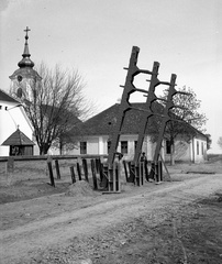 Horvátország, Baranyaszentistván, útakadály a falu központjában, háttérben a római katolikus templom., 1941, Lissák Tivadar, templom, kút, útakadály, harckocsi akadály, Fortepan #71480