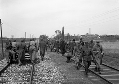 Horvátország, hadifoglyok menete Baranyavárról Pélmonostor felé, háttérben a cukorgyár., 1941, Lissák Tivadar, vasút, gyár, hadifogoly, katona, német katona, szerb katona, cukorfinomító, cukorgyártás, Fortepan #71491