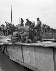 Horvátország, Pélmonostor, a vasúti híd helyreállítása a Karasica patak felett., 1941, Lissák Tivadar, vasút, háborús kár, katonaság, hídroncs, Fortepan #71493