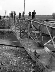 Horvátország, Pélmonostor, a vasúti híd helyreállítása a Karasica patak felett., 1941, Lissák Tivadar, háborús kár, katonaság, hídépítés, Fortepan #71494