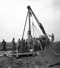 Horvátország, Pélmonostor, a vasúti híd helyreállítása a Karasica patak felett., 1941, Lissák Tivadar, hídépítés, csoportosulás, katona, utász, cölöpverő, Fortepan #71495