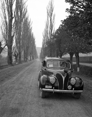 Magyarország, Máriagyűd, Siklós, (ekkor önálló, ma a város része), Járó Péter utca, távolban a kegytemplom., 1941, Lissák Tivadar, amerikai gyártmány, Ford-márka, fasor, automobil, Ford V8, Fortepan #71496