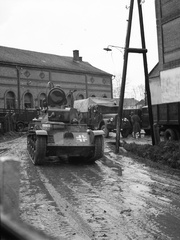 Magyarország, Villány, Ady Endre fasor, balra a Bartonicsek szálloda, jobbra a malom., 1941, Lissák Tivadar, német gyártmány, magyar gyártmány, harckocsi, teherautó, katonaság, Ford-márka, sár, licenc, rendszám, felségjelzés, terepminta, 38M/42M Toldi, 39M Ford-Marmon-Herrington, Ford G917T, katonai rendszám, Fortepan #71498