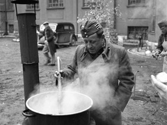 Magyarország, Pécs, Rét utca 41-43. Pécsi Tanonciskola (később Angster József Szakképző Iskola) udvara., 1941, Lissák Tivadar, katona, edény, főzés, automobil, Bocskai sapka, Fortepan #71500