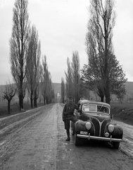 Magyarország, Máriagyűd, Siklós, (ekkor önálló, ma a város része), Járó Péter utca, távolban a kegytemplom., 1941, Lissák Tivadar, amerikai gyártmány, katonaság, Ford-márka, fasor, katona, automobil, Ford V8, Fortepan #71502