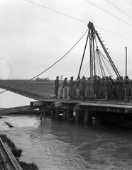 Horvátország, Pélmonostor, a vasúti híd helyreállítása a Karasica patak felett., 1941, Lissák Tivadar, hídépítés, csoportosulás, katona, cölöpverő, Fortepan #71506