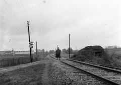 Horvátország, Pélmonostor, bunker a vasút mellett, balra a háttérben a cukorgyár., 1941, Lissák Tivadar, vasút, katona, bunker, tábla, Fortepan #71507