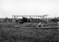 Horvátország, Pélmonostor, befejezetlen bunker a cukorgyár után a vasút mellett, a távolban a baranyavári templom tornya látszik., 1941, Lissák Tivadar, építkezés, gerenda, bunker, Fortepan #71508