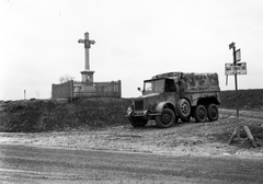 Horvátország, Magyar Királyi Honvédség 38M Rába Botond terepjáró rajgépkocsija a Baranyaszentistván és Petárda közötti útelágazásnál., 1941, Lissák Tivadar, magyar gyártmány, útjelző tábla, teherautó, Rába-márka, sár, kereszt_jelkép, Rába 38M Botond, terepminta, cirill írás, Fortepan #71510