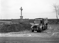 Horvátország, Magyar Királyi Honvédség 38M Rába Botond terepjáró rajgépkocsija a Baranyaszentistván és Petárda közötti útelágazásnál., 1941, Lissák Tivadar, magyar gyártmány, teherautó, Rába-márka, sár, kereszt_jelkép, feszület, Rába 38M Botond, terepminta, Fortepan #71511