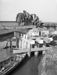 Horvátország, Pélmonostor, a vasúti híd helyreállítása a Karasica patak felett., 1941, Lissák Tivadar, csónak, hídépítés, katona, Fortepan #71532