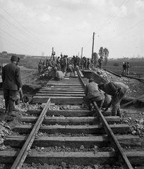 Horvátország, Pélmonostor, a vasúti híd helyreállítása a Karasica patak felett., 1941, Lissák Tivadar, katonaság, vasúti híd, hídépítés, csoportosulás, Fortepan #71536