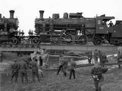 Horvátország, Pélmonostor, teherpróba a Karasica patak felett helyreállított vasúti hídon., 1941, Lissák Tivadar, gőzmozdony, híd, katonaság, vasúti híd, hídépítés, fényképezőgép, katona, fotózás, MÁV 324 sorozat, terheléspróba, Fortepan #71540