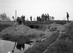 Horvátország, Pélmonostor, a Szívó-árok felett helyreállított vasúti híd., 1941, Lissák Tivadar, híd, csoportosulás, katona, terheléspróba, Fortepan #71543