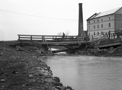 Horvátország, Baranyavár, lerombolt híd a Karasica patak felett, mögötte a malom épülete., 1941, Lissák Tivadar, híd, háborús kár, malom, hídroncs, kémény, Fortepan #71551