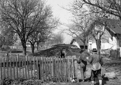 Horvátország, Pélmonostor, bunker a vasútállomás mellett., 1941, Lissák Tivadar, kosár, léckerítés, kerítés, bunker, kasza, tábla, háttal, Fortepan #71554