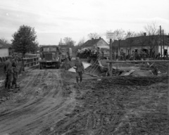 Horvátország, Baranyavár, újjáépített híd a Karasica patak felett., 1941, Lissák Tivadar, híd, háborús kár, útjelző tábla, teherautó, hídroncs, Wehrmacht, katona, sár, Fortepan #71579