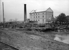 Horvátország, Baranyavár, újjáépített híd a Karasica patak felett, háttérben a malom épülete., 1941, Lissák Tivadar, híd, háborús kár, német gyártmány, teherautó, katonaság, malom, hídroncs, gyárkémény, Einheitsdiesel, Fortepan #71580