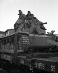 Horvátország, Pélmonostor, (ekkor Baranyavár-Pélmonostor), vasútállomás., 1941, Lissák Tivadar, német gyártmány, harckocsi, Wehrmacht, katona, Panzerkampfwagen II, zsebredugott kéz, dupla soros kabát, Deutsche Reichsbahn, Fortepan #71589