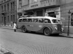 Magyarország, Budapest XII., Csaba utca a Jézus Szíve-templom előtt. A Budapesti Cecilia Kórus fellépésre indul., 1941, Lissák Tivadar, autóbusz, magyar gyártmány, utcakép, MÁVAUT-szervezet, MÁVAG-márka, lámpaoszlop, rendszám, tejbolt, húsbolt, Ibusz, MÁVAG LO 4000, Budapest, Fortepan #71610