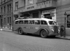 Magyarország, Budapest XII., Csaba utca a Jézus Szíve-templom előtt. A Budapesti Cecilia Kórus fellépésre indul., 1941, Lissák Tivadar, autóbusz, cégtábla, magyar gyártmány, utcakép, MÁVAUT-szervezet, MÁVAG-márka, lámpaoszlop, gázlámpa, rendszám, tejbolt, húsbolt, Ibusz, MÁVAG LO 4000, Budapest, Fortepan #71612