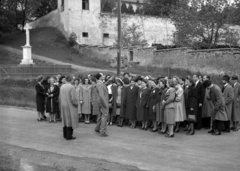 Magyarország, Máriabesnyő, Gödöllő, a kegyhely mellett, balra a Besnyői Szűzanya Kereszt. Bárdos Lajos karnagy és a Budapesti Cecilia Kórus., 1941, Lissák Tivadar, csoportkép, kórus, feszület, karmester, katolikus, zarándokhely, Fortepan #71614