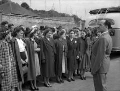 Magyarország, Máriabesnyő, Gödöllő, a kegyhely kerítése előtt a Budapesti Cecilia Kórus és Bárdos Lajos karnagy., 1941, Lissák Tivadar, autóbusz, csoportkép, kórus, rendszám, karmester, Fortepan #71615