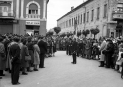 Magyarország, Gyöngyös, Fő (Hanisz) tér, a Budapesti Cecilia Kórus., 1941, Lissák Tivadar, cégtábla, csoportosulás, kórus, zászlórúd, fagylaltos, Fortepan #71617