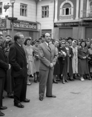 Magyarország, Gyöngyös, Fő (Hanisz) tér. Bárdos Lajos karnagy és a Budapesti Cecilia Kórus., 1941, Lissák Tivadar, cégtábla, kórus, karmester, Fortepan #71619