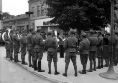 Magyarország, Gyöngyös, Fő (Hanisz) tér, balra a Mátyás király utca torkolata., 1941, Lissák Tivadar, hangszer, katonazenekar, csizma, kürt, szemetes, tuba, karmester, lábtekercs, Hangya Szövetkezet, drogéria, Fortepan #71620