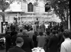 Magyarország, Gyöngyös, Bugát Pál (Hanák Kolos) tér, a KIOSZK Söröző előtt. A Budapesti Cecilia Kórus próbája, a karnagy Bárdos Lajos., 1941, Lissák Tivadar, kórus, korsó, karmester, Fortepan #71623