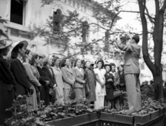 Magyarország, Gyöngyös, Bugát Pál (Hanák Kolos) tér, a KIOSZK Söröző előtt. A Budapesti Cecilia Kórus próbája, a karnagy Bárdos Lajos., 1941, Lissák Tivadar, kórus, karmester, Fortepan #71624