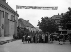 Magyarország, Gyöngyös, Fő (Hanisz) tér, balra a Szent Bertalan-templom. Budapesti Cecila kórus, középen Bárdos Lajos karnagy., 1941, Lissák Tivadar, templom, csoportkép, automobil, hirdetmény, Fortepan #71626