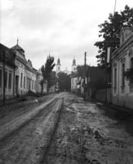 Románia,Erdély, Csíkszereda, Csíksomlyó (ekkor önálló), Szék útja, szemben a Kegytemplom., 1941, Lissák Tivadar, templom, zászló, utcakép, Fortepan #71683