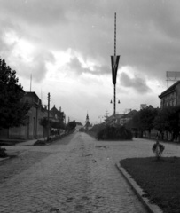 Románia,Erdély, Csíkszereda, Kossuth Lajos utca, szemben a Szent Kereszt-templom., 1941, Lissák Tivadar, templom, zászló, utcakép, zászlórúd, Fortepan #71703