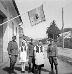 Románia,Erdély, Észak-Erdély, a felvétel a magyar csapatok bevonulása idején készült., 1940, Fortepan, zászló, népviselet, címer, katona, kitüntetés, Fortepan #7171